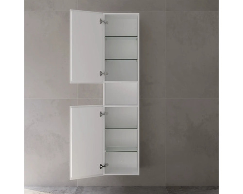 Otvorená vysoká kúpeľňová skrinka so sklenenými policami