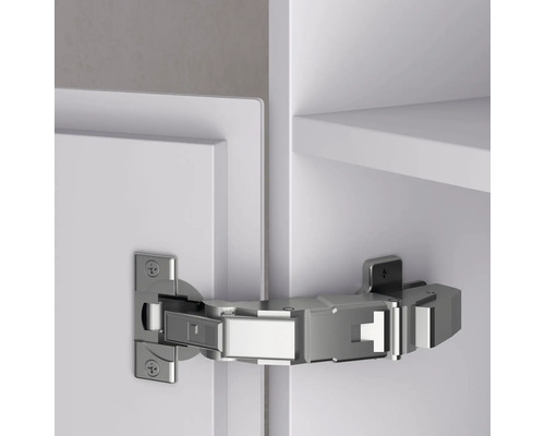 Záves namontovaný na bielych dverách