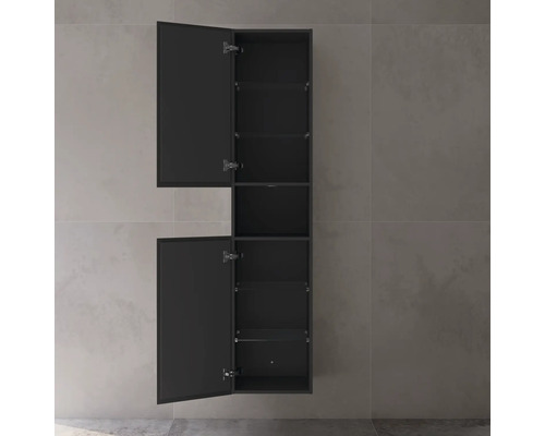 Kúpeľňová skrinka s otvorenými dverami a sklenenými policami