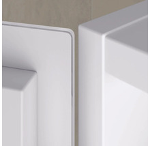 Detail bieleho kúpeľňového nábytku