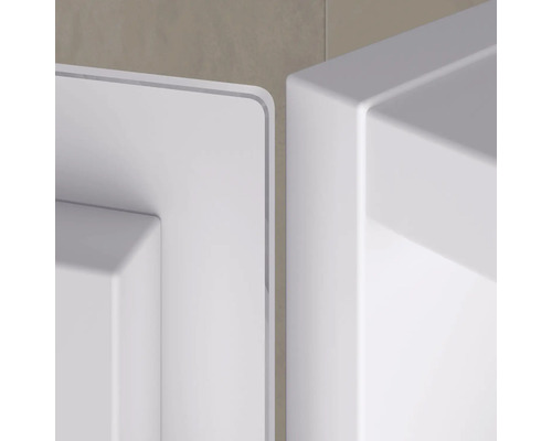 Detail bieleho kúpeľňového nábytku