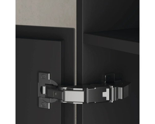 Záves pripevnený ku dverám skrine