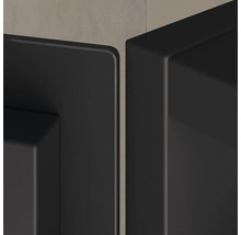 Detail dvoch kusov čierneho kúpeľňového nábytku