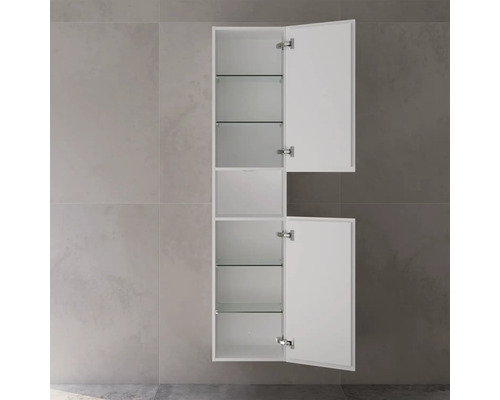 Otvorená biela závesná skrinka do kúpeľne so sklenenými policami