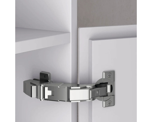 Kuchynský záves pripevnený na bielych kuchynských dverách