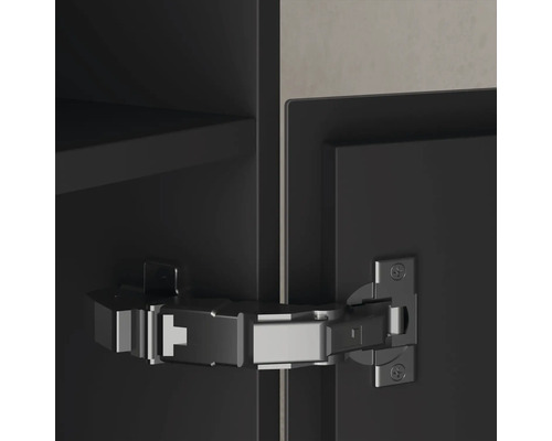 Záves dverí skrine pripevnený k čiernej skrini