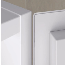 Detail bieleho kúpeľňového nábytku
