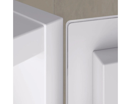 Detail bieleho kúpeľňového nábytku