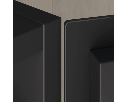 Detailný záber čierneho sprchovacieho kúta