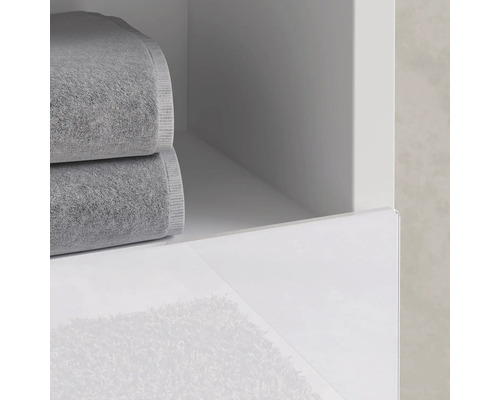 Detail kúpeľňovej skrinky s uterákmi