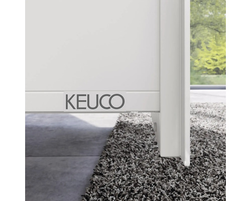 Detail bielej kúpeľňovej skrinky s logom Keuco