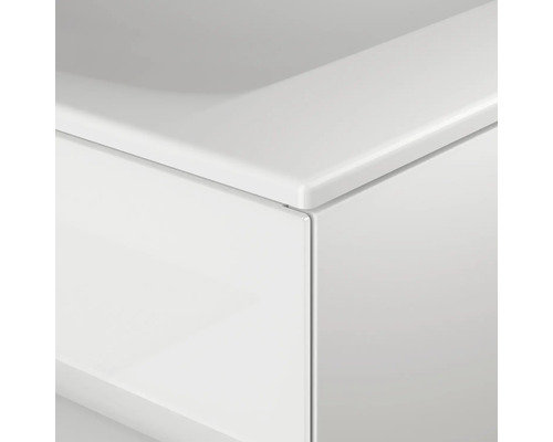 Detailný záber bielej skrinky pod umývadlo so zásuvkou