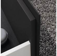 Detail kúpeľňovej skrinky s kobercom