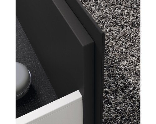 Detail kúpeľňovej skrinky s kobercom