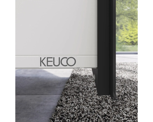 Logo Keuco na bielom kúpeľňovom nábytku