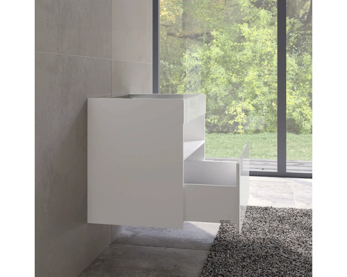 Skrinka pod umývadlo s otvorenou zásuvkou v kúpeľni