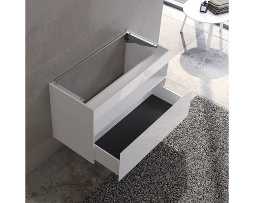 Závesná skrinka pod umývadlo s otvorenou zásuvkou v kúpeľni