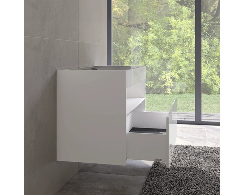 Závesná skrinka pod umývadlo so zásuvkou v kúpeľni