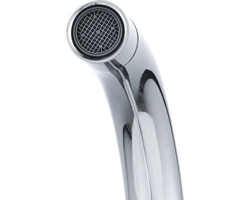 Detail chrómovanej vodovodnej batérie s perlátorom