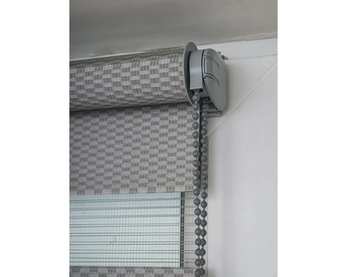 Sivá dvojitá roleta s reťazovým ovládaním na dekoráciu okien