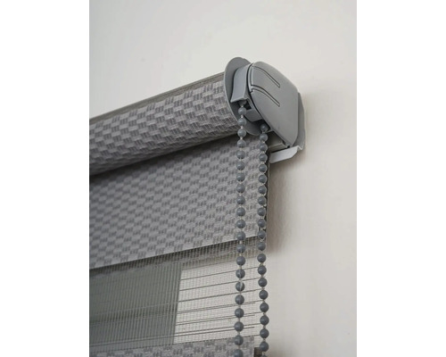 Sivá dvojitá roleta s retiazkovým mechanizmom na dekoráciu okien