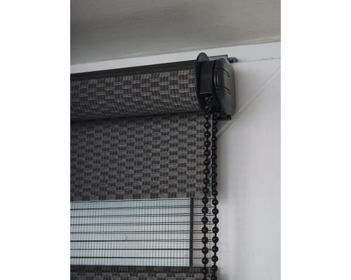 Dvojitá roleta s retiazkovým ovládaním na dekoráciu okien a reguláciu svetla