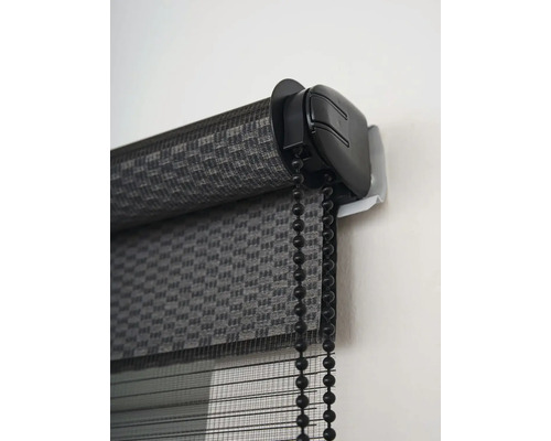 Detail dvojitej rolety s retiazkovým ovládaním na dekoráciu okien