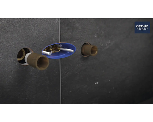 Inštalácia pred stenou s logom Grohe na tmavej stene