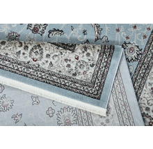 Detail svetlého koberca s kvetinovým vzorom