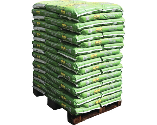 Paleta s naskladanými vrecami zeminy pre rastliny