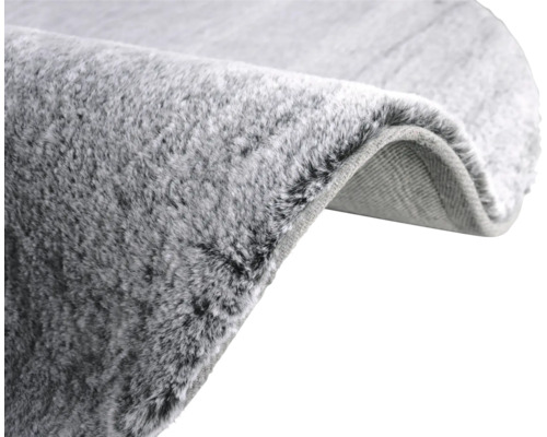 Detail sivého koberca s vlasom