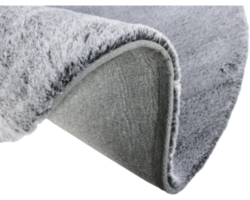 Sivý koberec s krátkym vlasom a textilnou podložkou