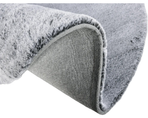 Sivý koberec s jemným povrchom