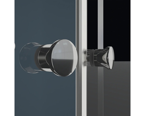 Detail sprchových dverí s madlom