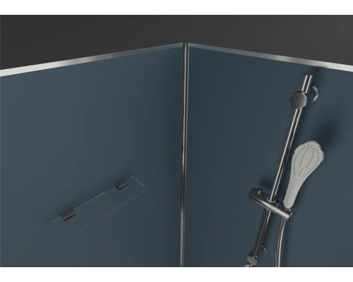 Detailný pohľad na sprchovací kút so sprchovou hlavicou a držiakom