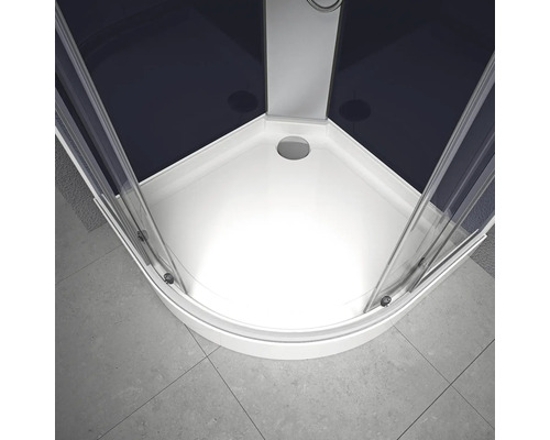 Detailný pohľad na sprchovací kút s čiernou zadnou stenou a bielou sprchovacou vaničkou.