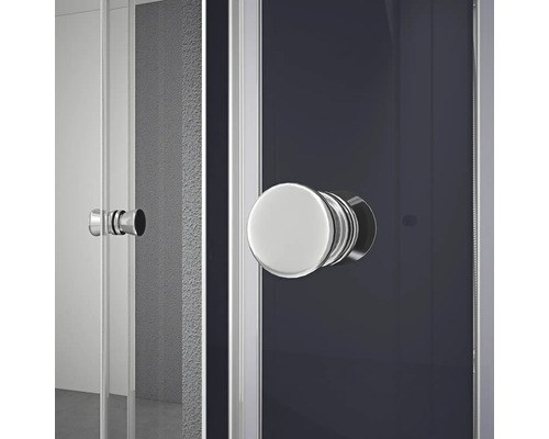 Detail sprchovacieho kúta s okrúhlymi držadlami