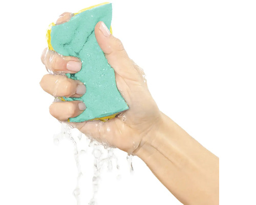 Ruka žmýka špongiu