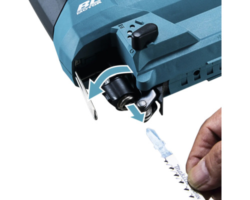 Detailný záber priamočiarej píly pri vkladaní pílového listu