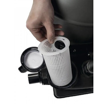 Ruka vkladá sieťový kôš do bazénového filtra