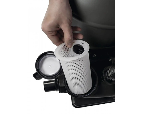 Ruka vkladá sieťový kôš do bazénového filtra