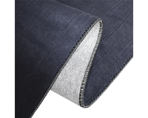 Detailný pohľad na koberec so zahnutým okrajom