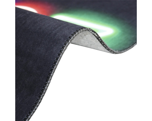 Detailný pohľad na okraj hernej podložky pod myš so švom