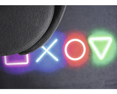 Detailný záber náhlavnej súpravy na pozadí so symbolmi štvorca, kríža, kruhu a trojuholníka