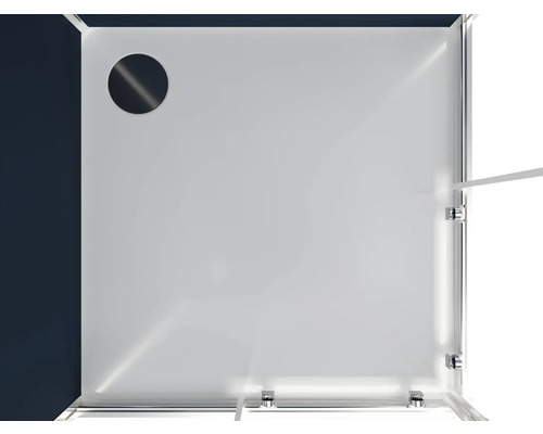 Pohľad zhora na sprchovací kút so sklenenými dverami a odtokom