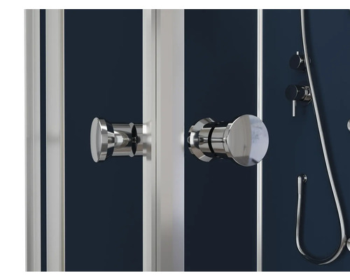 Detail sprchovacieho boxu s madlami, armatúrami a sprchovou hadicou.