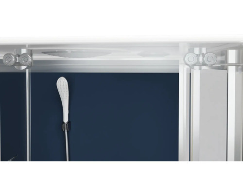 Detail sprchovacieho kúta s ručnou sprchou a kovaním posuvných dverí