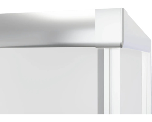 Detail sprchovacieho kúta so strieborným rámom