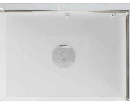 Pohľad do sprchovacieho kúta so sprchovou hlavicou na strope