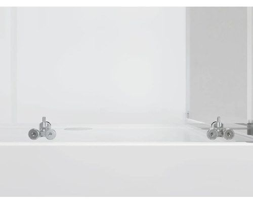 Detailný pohľad na sprchovací kút s rolovacím mechanizmom